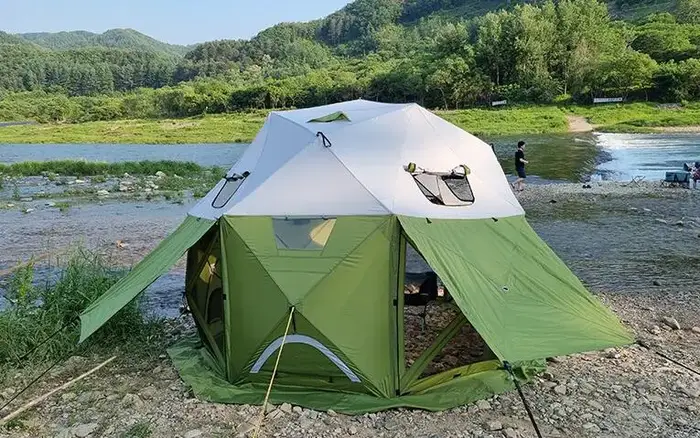Tente de camping pop-up au design unique avec déploiement activé par la chaleur.