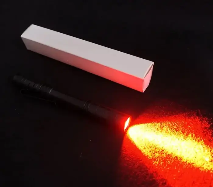 Lampe de poche à lumière rouge
