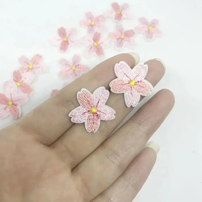 Lot de 10 patchs brodés fleurs de cerisier roses