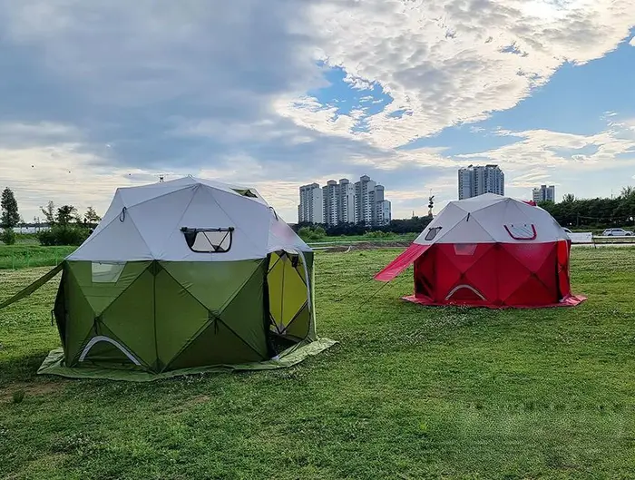 Tente de camping pop-up au design unique avec déploiement activé par la chaleur.
