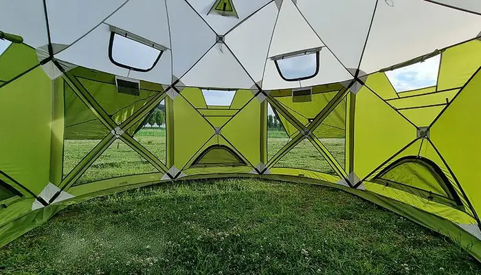 Tente de camping pop-up au design unique avec déploiement activé par la chaleur.