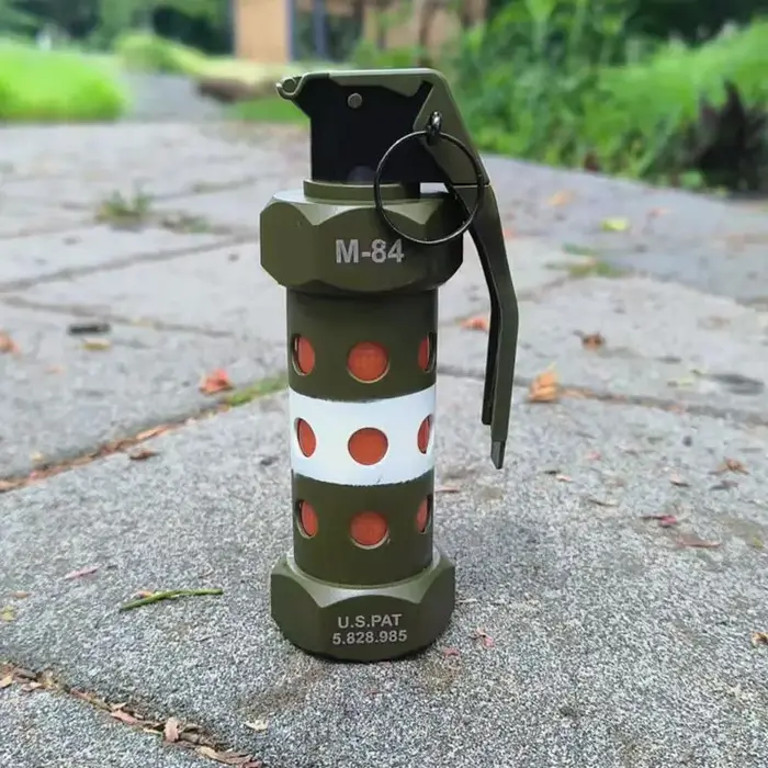 Lampe de survie tactique R5 M84 avec lumière LED stroboscopique, idéale pour le camping en extérieur