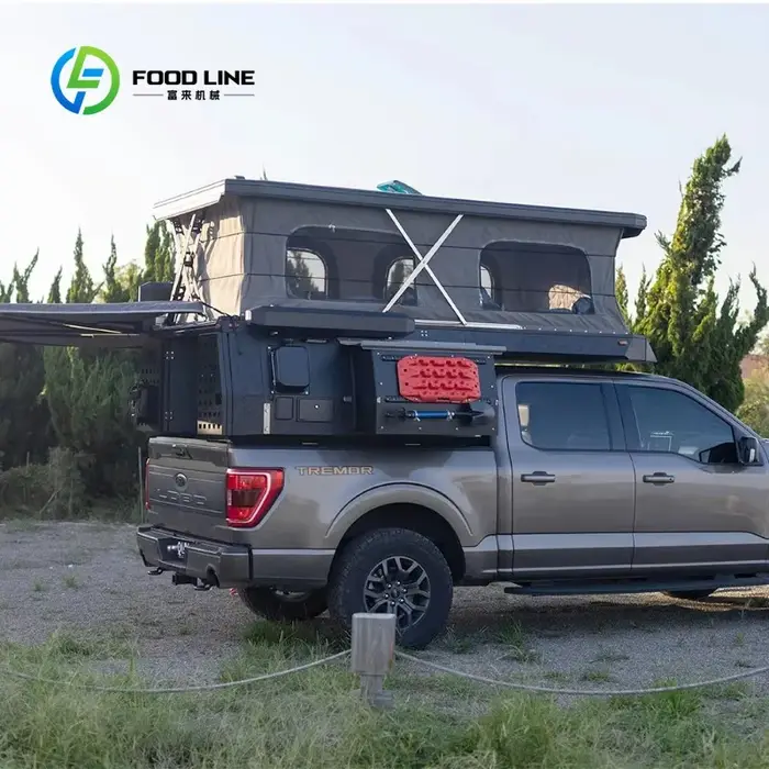 Camper pick-up tout-terrain personnalisé avec système de tiroirs extractibles et auvent pour le camping en zone isolée