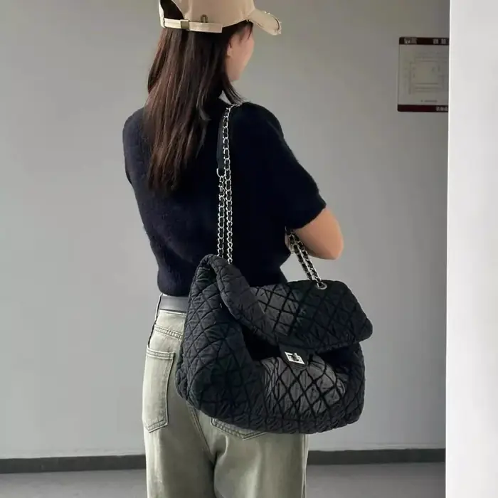 Petit sac d'itinéraire en denim teint à l'encre d'eau de parfum 2025 Nouvelle version coréenne Sac à bandoulière simple avec chaîne en diamant Grande capacité Cro...