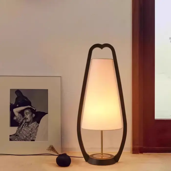 Lampe LED verticale autoportante en bois au design nordique moderne