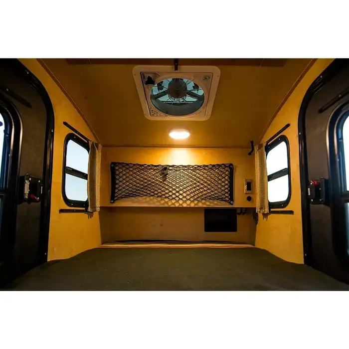 Mini-caravane Teardrop remorquable avec structure renforcée et rangement intérieur pour les voyages en famille et le camping en plein air