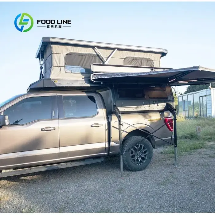 Camper pick-up tout-terrain personnalisé avec système de tiroirs extractibles et auvent pour le camping en zone isolée
