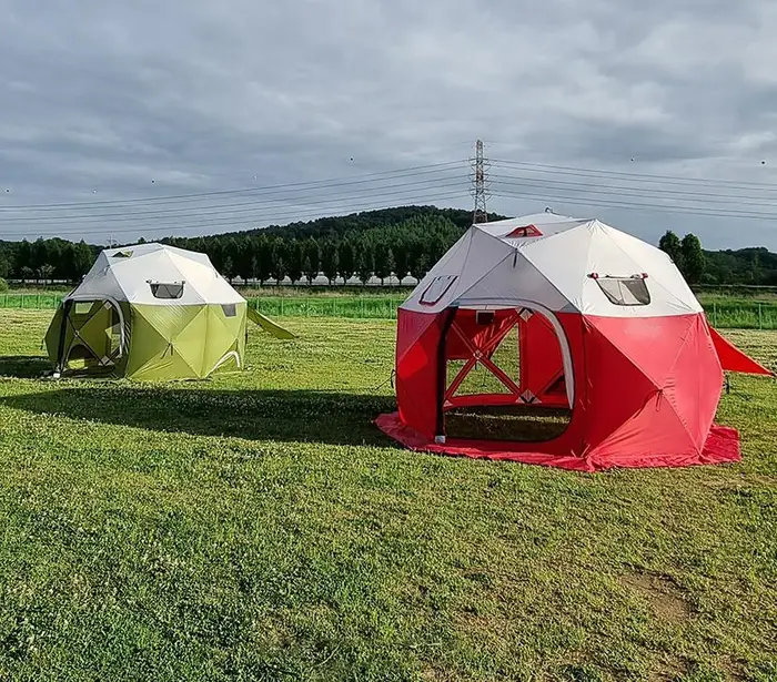 Tente de camping pop-up au design unique avec déploiement activé par la chaleur.