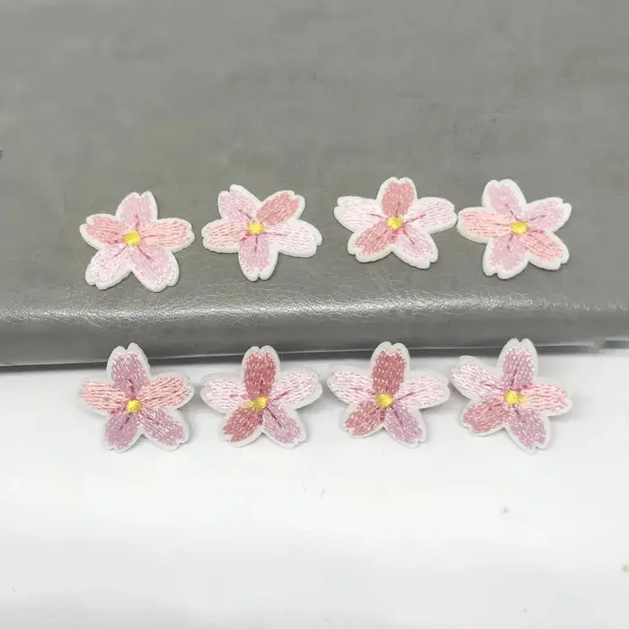 Lot de 10 patchs brodés fleurs de cerisier roses