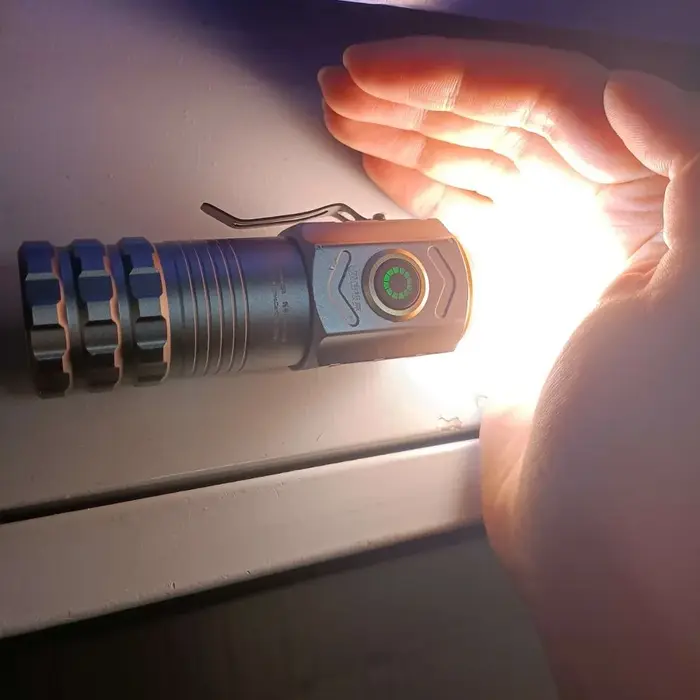Meilleure vente Mini lampe de poche 18500 torche Ultra puissante 30000lumen