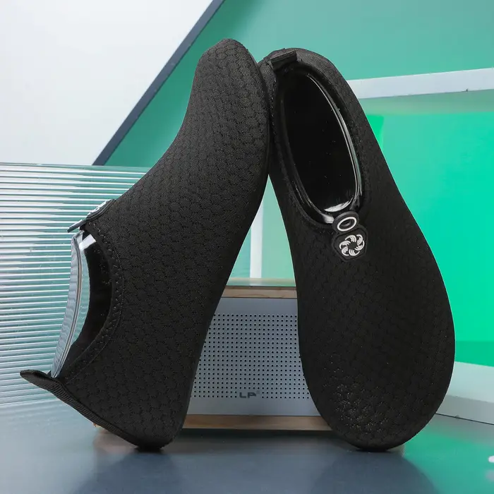 Chaussures aquatiques noires à semelle fine