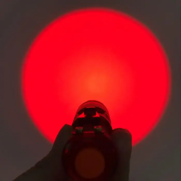 Lampe de poche à Zoom à lumière rouge