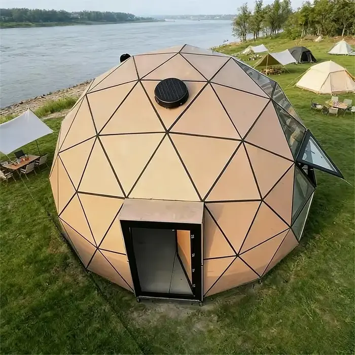 Dôme géodésique en verre et bois pour glamping