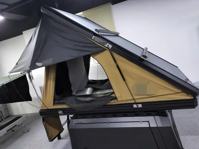 Tente triangulaire de luxe à coque rigide à trois allées et sol épais avec ventilateur d'extraction