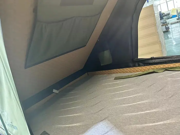 Tente triangulaire de luxe à coque rigide à trois allées et sol épais avec ventilateur d'extraction