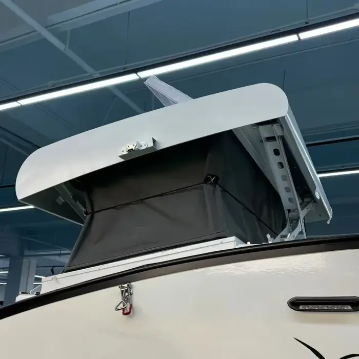 Roulotte de camping Teardrop avec cabine isolée et système de ventilation de toit pour les voyages sur route
