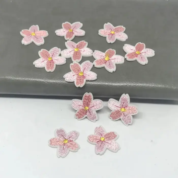 Lot de 10 patchs brodés fleurs de cerisier roses, décoratifs pour vêtements et sacs, à coudre, 2,5 x