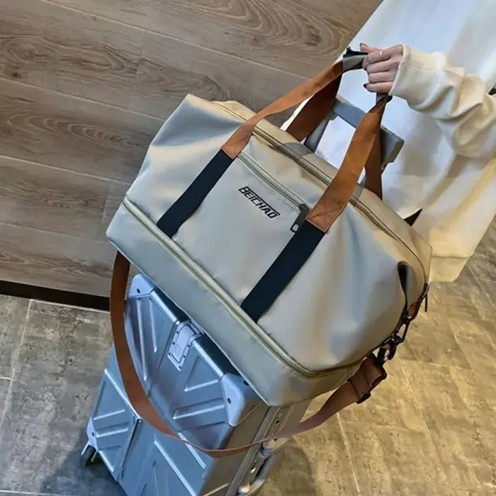 Le sac à dos de couleur neutre est spécialement conçu pour les hommes et les femmes et convient comme sac à bagages pour les voyages et l'hébergement