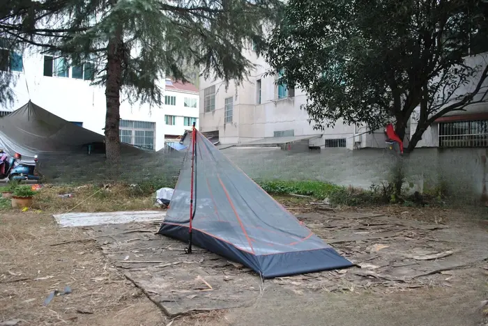 Tente de camping pyramidale avec poteau central unique