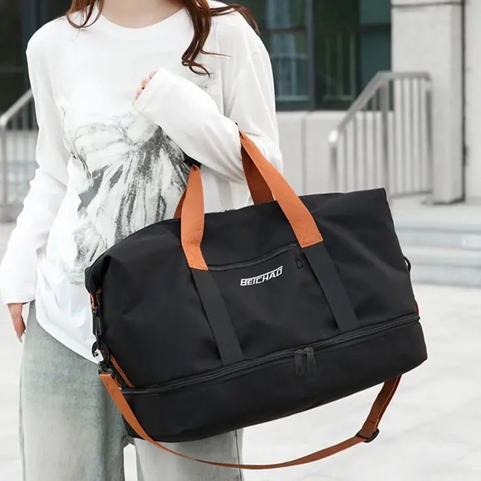 Le sac à dos de couleur neutre est spécialement conçu pour les hommes et les femmes et convient comme sac à bagages pour les voyages et l'hébergement