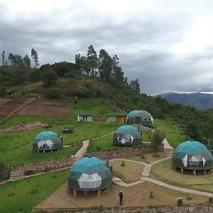 Dôme de glamping géodésique avec porte triangulaire en bois