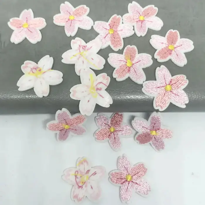 Lot de 10 patchs brodés fleurs de cerisier roses