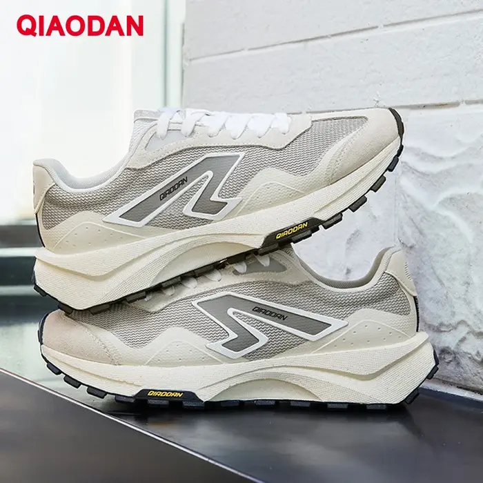 QIAODAN DUBAI 4.0 chaussures de marche pour hommes 2025 nouveau Vintage semelle en caoutchouc maille respirant confort décontracté antidérapant Snwakers QXL043252407