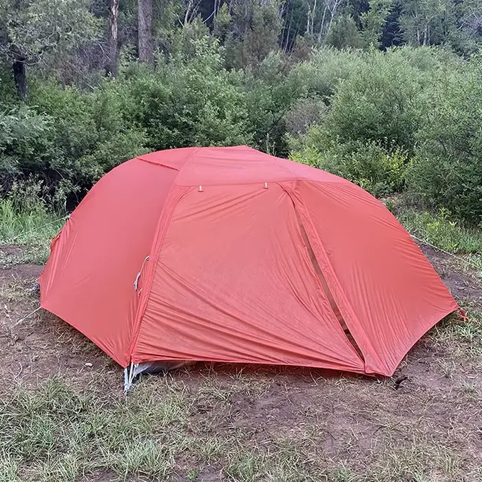 Tente double dôme ultralégère de haute qualité pour deux personnes avec structure en aluminium et tissu nylon imperméable pour le camping et la randonnée en plein air