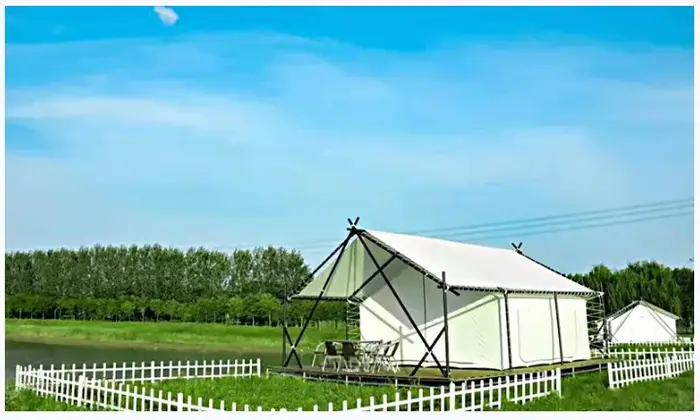 Tente de camping en plein air