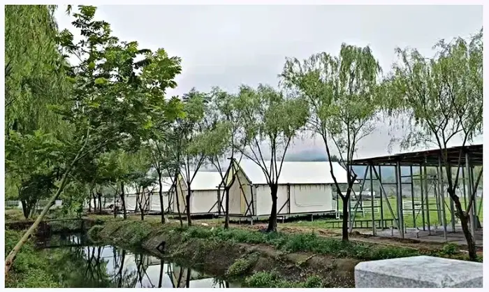 Tente de camping en plein air