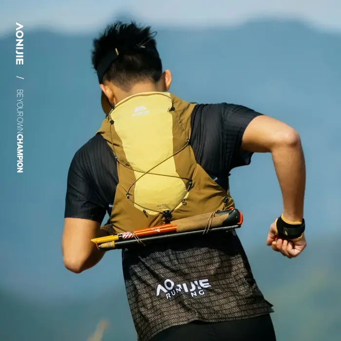 Sac à dos de trail léger AONIJIE Upgrade MB 12L avec plusieurs compartiments de rangement et porte-bâton pour la