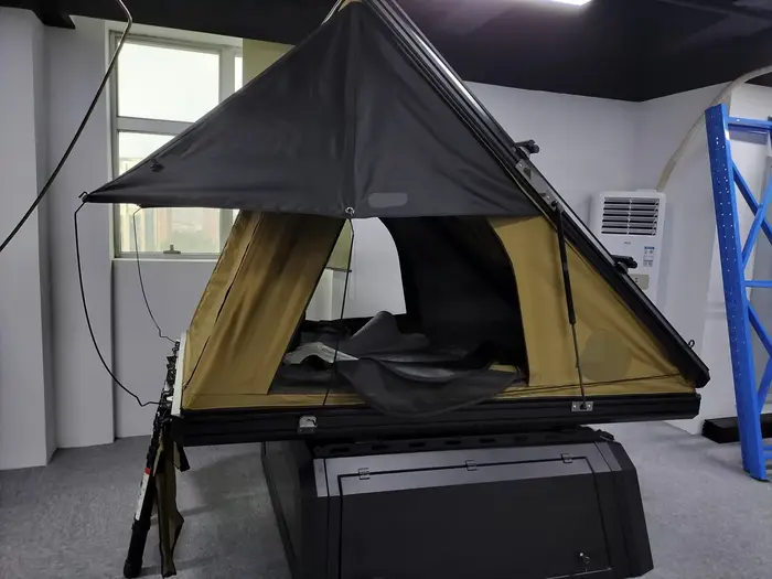 Tente triangulaire de luxe à coque rigide à trois allées et sol épais avec ventilateur d'extraction