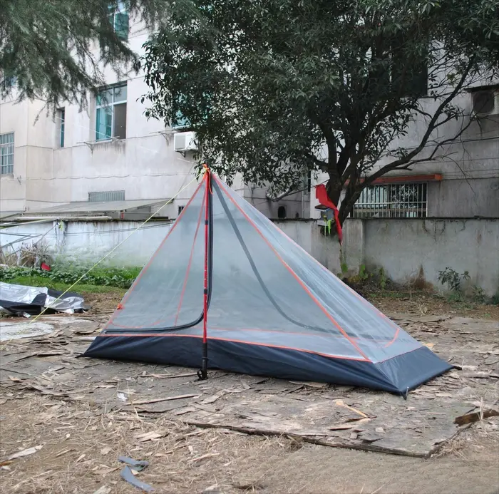 Tente de camping pyramidale avec poteau central unique