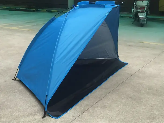Tente de plage d'été, camping en plein air