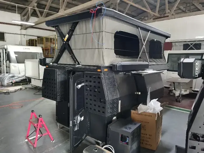 Camper de randonnée escamotable avec douche pour le camping hors route et les aventures de voyage, personnalisable