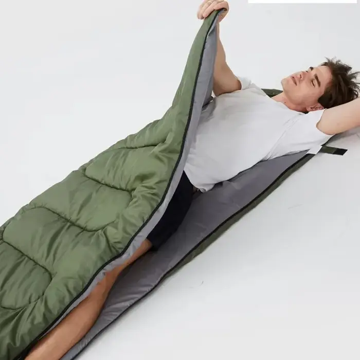 Le sac de couchage -0 degrés peut être utilisé avec un camouflage vert pour les voyages de camping