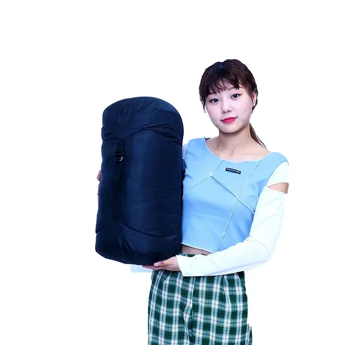 Le sac de couchage momie en duvet d'oie étendu est rempli d'échaud et convient à une hauteur supérieure à 1
